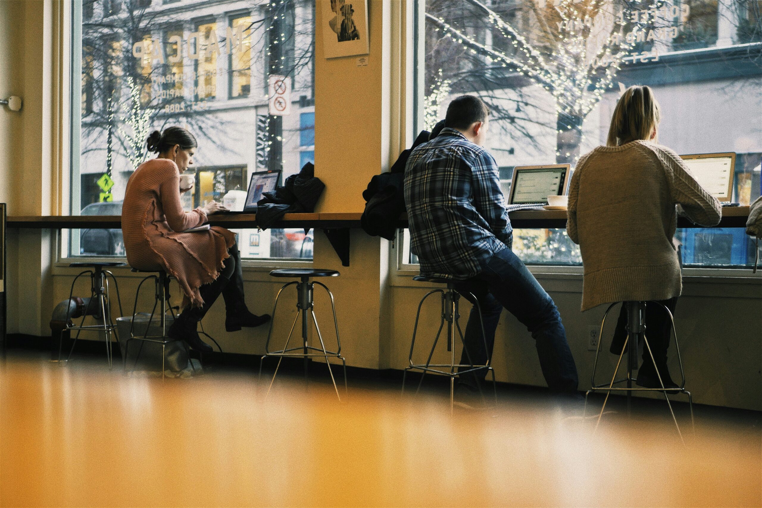 Freelance travaillant sur ordinateur portable – auto-entrepreneur 2026