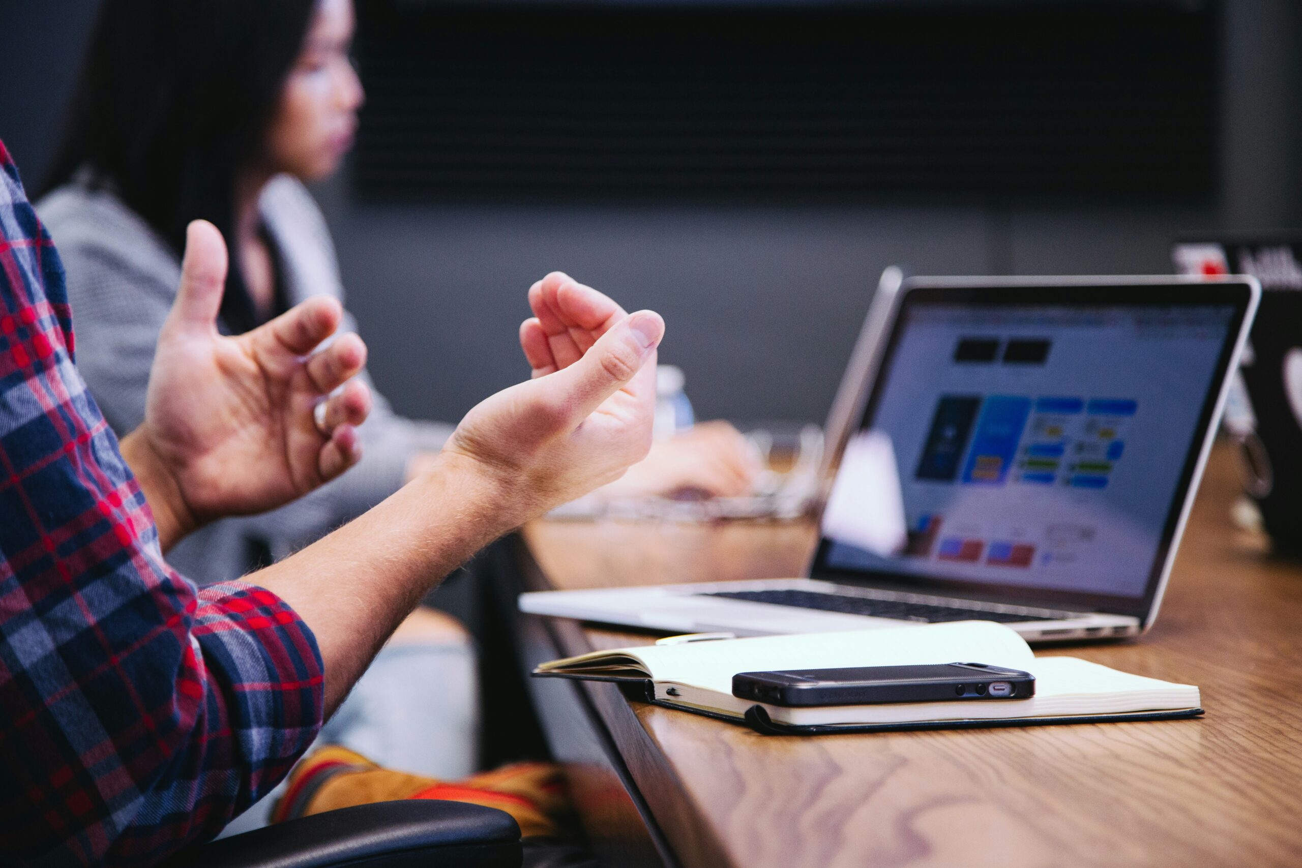 Freelance en train de travailler et d’estimer son salaire en portage salarial